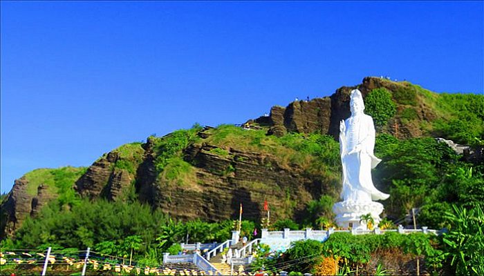 Ch�a Hang (Cave Pagoda) in Ly Son island