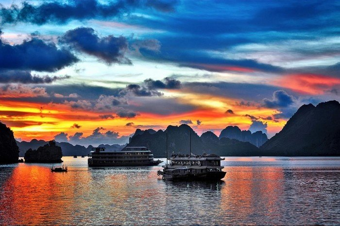 Top 10 most beautiful sea bays in the world - Halong Bay